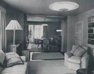 Étkező és nappali, amelyet csak vastag függöny választ el, vonzó modern szövésben, 1942 alkotó: Unbekannt
