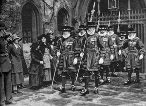 A Maundy Money elosztása a Yeomen Warders által, Tower of London, 1926-1927 alkotó: Unbekannt