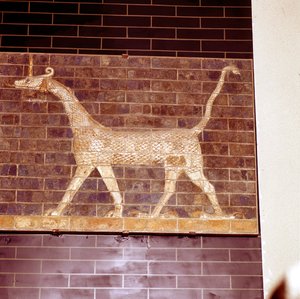 Marduk istennek szentelt sárkány, az Ishtar-kapu részlete, Kr.e. 604-c562 alkotó: Unbekannt