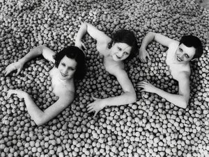 Három fiatal nő fürdik a diótengerben. Amerika. 1932 alkotó: Unbekannt