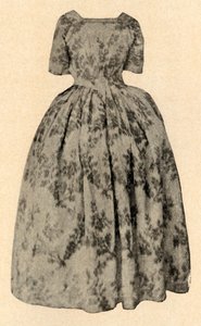 Buff chine selyem ruha, amelyet Lady Stuart viselt Barbados Colony-ban, 1700, 1937. alkotó: Unbekannt