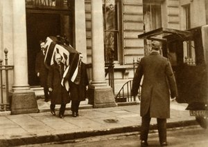 Earl Haigs koporsóját abból a házból hordják, ahol meghalt, London, 1928. január 29., 1935. alkotó: Unbekannt