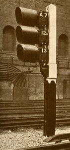 Elektromos lámpajelek nappali használatra árnyékolókkal a Baker Street állomáson, Metropolitan Railway, 193 alkotó: Unbekannt