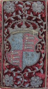 Hímzett bársonykötés John Udalls prédikációin I. Erzsébet karjaival, 1596 alkotó: Unbekannt
