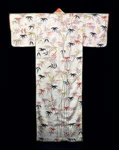 Hímzett fehér szatén női kimonó, japán, Edo korszak, 1600-1867 alkotó: Unbekannt