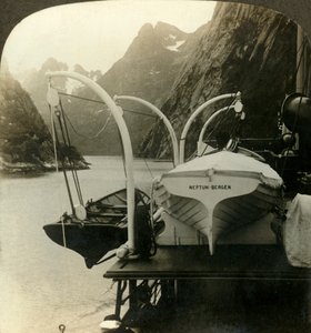 Útban a North Cape-t szegélyező meredek sziklákhoz a Lyngenfjord mentén, Norvégiában, 1905. alkotó: Unbekannt