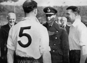 Eddie Hapgood angol labdarúgó találkozott VI. György királylyal, c1937-c1944 alkotó: Unbekannt