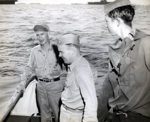Ernie Pyle meglátogatja a USS Hornetet alkotó: Unbekannt