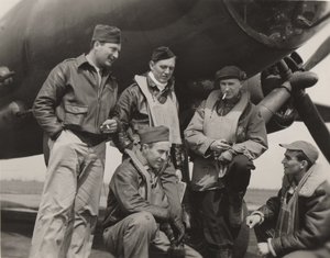 Ernie Pyle egy bombázó személyzettel alkotó: Unbekannt
