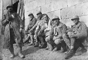 A franciaországi Plessis-de-Roye-i csata után evakuált francia sebesültek, Picardie, Franciaország, 1918. március 30. alkotó: Unbekannt
