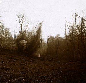 Egy harckocsi által kilőtt lövedék robbanása, c1914-c1918 alkotó: Unbekannt