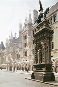 Außenansicht des Eingangs der Royal Courts of Justice, London