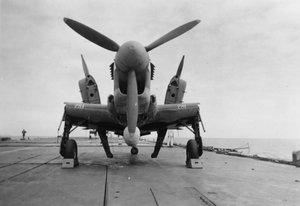 Fairey Firefly repülőgép készen áll a hangárliftbe szállításra, HMS Venerable, 1945 alkotó: Unbekannt