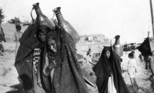 Női vízhordozók, Amarah, Irak, 1917-1919 alkotó: Unbekannt