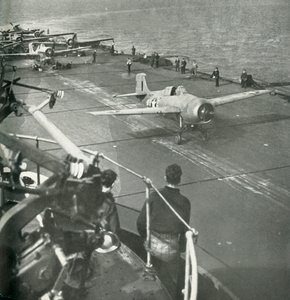 Vadászgépek egy repülőgép-hordozó fedélzetén, második világháború, 1943. alkotó: Unbekannt