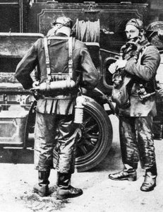 Füstsisakot viselő tűzoltók, Farringdon Street gumigyárak, London, 1926-1927 alkotó: Unbekannt