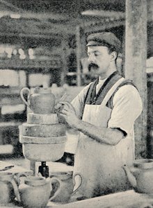Kiöntő rögzítése teáskannán, c1917 alkotó: Unbekannt
