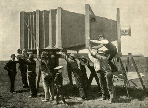 Fókuszban a gigantikus kamera munkához, 1901. alkotó: Unbekannt