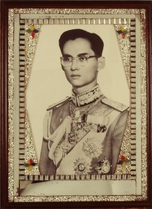 Bhumibol Adulyadej király bekeretezett portréja (f/w fotó) alkotó: Unbekannt