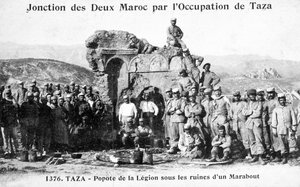 Francia Idegenlégió néhány Marabout romja mellett, Taza, Marokkó, 1904 alkotó: Unbekannt