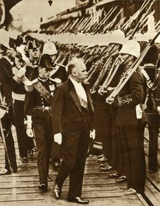 Raymond Poincaré francia elnök és Edward walesi herceg Portsmouthban, 1913 júniusában, 1935. alkotó: Unbekannt