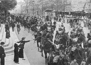 Francia cuirassiek lovagolnak Párizs utcáin a fronton, 1914 alkotó: Unbekannt