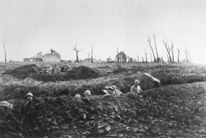 Francia gyalogság tartalék állásokat létesíteni egy romos farm előtt, Picardie, Franciaország, 1918 alkotó: Unbekannt