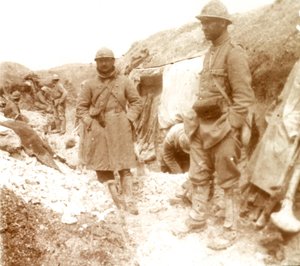Francia katonák egy elfogott német lövészárokban, c1914-c1918 alkotó: Unbekannt