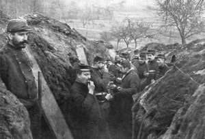 Francia katonák a lövészárokban eszik az adagjukat, Franciaország, 1915 alkotó: Unbekannt