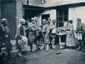 A lövészárokból hazatérő francia katonák megállnak frissítőre, c1914 alkotó: Unbekannt