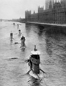 A Saphir Q44 francia tengeralattjáró és öt másik hajó Gravesendből Londonba költözik, 1909. július alkotó: Unbekannt