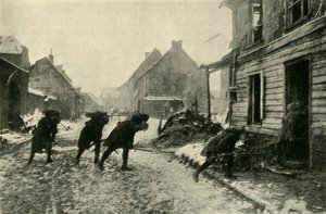 Francia csapatok átkelnek egy falu utcáján német tűz alatt, első világháború, 1914-1915, c1920. alkotó: Unbekannt
