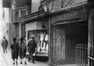 Kapuház a Vigo utcában, amely az Albany-kamrákhoz vezet, London, 1926-1927 alkotó: Unbekannt