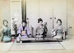 Hagyományos hangszereken játszó gésa, Japán, 1880 alkotó: Unbekannt