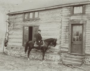 Frederick Dent Grant tábornok lóháton az apja, Ulysses S. Grant által épített kabin (Hardscrabble) előtt alkotó: Unbekannt