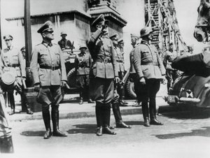 Von Bock tábornok köszönti a Diadalív mellett felvonuló német csapatokat, Párizs, 1940. június 14. alkotó: Unbekannt