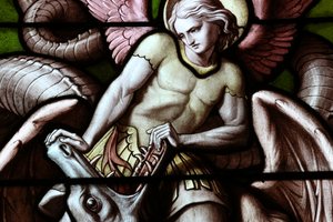 Genf, Genf, Svájc, 2015.05.07. - Genfi Notre-Dame-bazilika. Ólomüveg ablak. Angyal, aki sárkányként harcol a Sátánnal. alkotó: Unbekannt