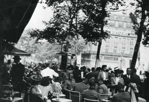 Német hadsereg tisztjei pihennek a Cafe de la Paix előtt, Párizsban, 1940. június alkotó: Unbekannt
