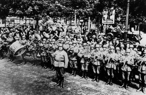 Német katonazenekar a párizsi Place de lEtoile parádén, 1940. június alkotó: Unbekannt