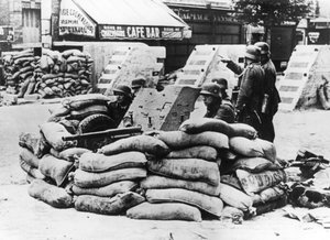Német katonák elfogott francia barikáddal, Párizs közelében, 1940. június alkotó: Unbekannt