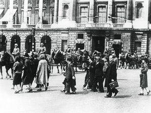 Német csapatok a megszállt Párizsban, 1940. június alkotó: Unbekannt