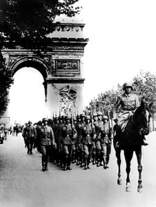 Német csapatok menetelnek a Champs Elysees-n, Párizs, 1940. június 14 alkotó: Unbekannt