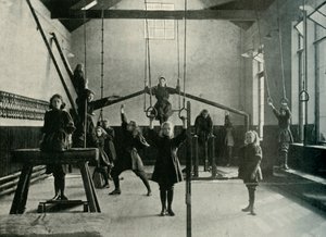 Tornászlányok a Süketnémák Királyi Intézetében, Friar Gate, Derby, 1902. alkotó: Unbekannt