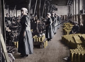 Lánymunkások egy hadianyaggyárban, 1915 alkotó: Unbekannt