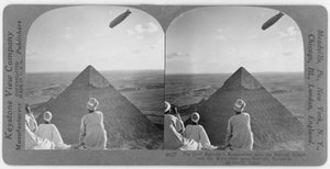 Graf Zeppelin a gízai piramisok felett, 1930 körül (sztereográf) alkotó: Unbekannt