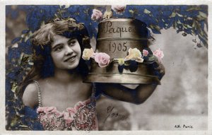 Húsvéti üdvözlőlap: mosolygós fiatal lány pózol a harang mellett - 1905-ös képeslap alkotó: Unbekannt
