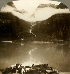 Grytereids gleccser csillogó sodródó felhők felett, a nyugodt Olden-tavon, Norvégiában, 1905. alkotó: Unbekannt