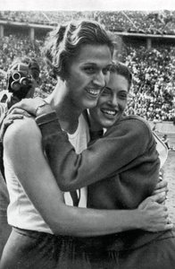 Helen Stephens és Alice Arden, amerikai sportolók, berlini olimpia, 1936 alkotó: Unbekannt