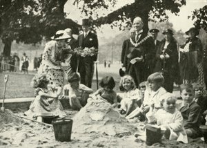 Őfelsége..., az Új Játszótéren a Régi Foundling Kórház helyén, 1936, 1937. alkotó: Unbekannt