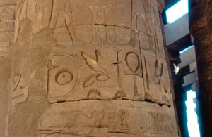 Hieroglifák faragott oszlopra az egyiptomi karnaki templomban, Kr.e. 14-13. alkotó: Unbekannt